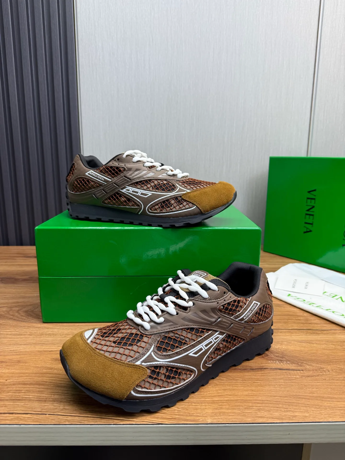 Men's men's shoes 💰620💰 BV top version 𝘽𝙊𝙏𝙏𝙀𝙂𝘼 𝙑𝙀𝙉𝙀𝙏𝘼 Orbit sneakers Wang Yibo same style couple style dad shoes 🩷💚 Runner sneakers, made of lightweight technical mesh fabric. Features a geometric patterned rubber outsole. Pay attention to the package craftsmanship ❕ High version shipping ❗️ Very nice, durable to play with and durable to make ✔️ Standard version 💯💯 The outsole is made of color-blocked TPU outsole. Women’s model 35-41 (40 41 customized) Men’s model 39-46 (45.46 customized) Equipped with original packaging